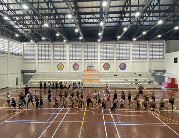 นักศึกษามหาวิทยาลัยราชภัฏหมู่บ้านจอมบึง ร่วมฝึกซ้อมกับนักเรียนจากโรงเรียนนายสิบทหารบก ในการแสดงชุด “ลั่นกลองเกริกฟ้า ประกาศศักดา ภูมิปัญญามวยไทย”