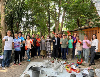 คณะเทคโนโลยีอุตสาหกรรม มรภ.หมู่บ้านจอมบึง จัดอบรมสร้างระบบจัดการของเสียครบวงจร สร้างมูลค่า “ผ้าห่อสมุนไพรใช้แล้ว” สู่กระถางซีเมนต์รักษ์โลก