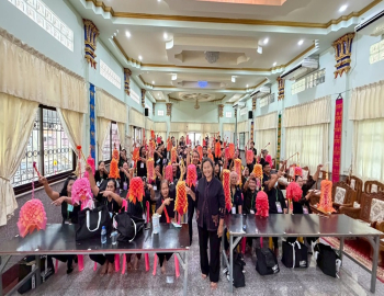 สถาบันวิจัยและพัฒนา มรภ.หมู่บ้านจอมบึง จัดอบรมการทำพวงมโหตร สร้างอาชีพและสืบสานภูมิปัญญาท้องถิ่นแก่ผู้สูงอายุดอนแร่
