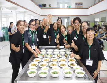 ศูนย์พัฒนาท้องถิ่นและบริการวิชาการ มรภ.หมู่บ้านจอมบึงจัดกิจกรรมโรงเรียนสร้างสุขผู้สูงอายุ ส่งเสริมการดูแลสุขภาพด้วยอาหารและสมุนไพร พร้อมเรียนรู้มรดกวัฒนธรรม 8 ชาติพันธุ์ราชบุรี