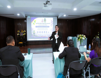 คณะวิทยาศาสตร์และเทคโนโลยี มรภ.หมู่บ้านจอมบึง จัดอบรมการจัดการฐานทรัพยากรท้องถิ่นและสวนพฤกษศาสตร์โรงเรียน มุ่งสู่องค์กรแห่งการเรียนรู้ด้านการกักเก็บคาร์บอนและการจัดการเรียนรู้ฐานสมรรถนะ