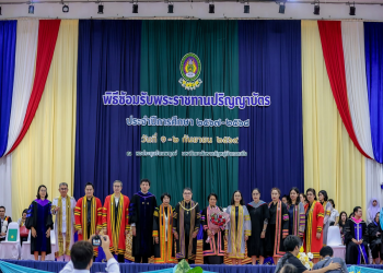 มรภ.หมู่บ้านจอมบึง ดำเนินการฝึกซ้อมการเข้ารับพระราชทานปริญญาบัตร สำหรับบัณฑิตที่สำเร็จการศึกษา ประจำปีการศึกษา 2567–2568 พร้อมมอบครุยวิทยฐานะแก่บัณฑิตกิตติมศักดิ์
