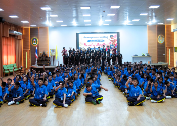 มรภ.หมู่บ้านจอมบึง ต้อนรับคณะครูและนักเรียนโรงเรียนคุรุราษฎร์รังสฤษฏ์ ร่วมเรียนรู้ “ราชบุรีศึกษา” ผ่านมวยไทย วัฒนธรรม และแหล่งเรียนรู้ของมหาวิทยาลัย