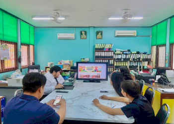 เกษตรอำเภอจอมบึง พร้อมด้วยเจ้าหน้าที่สำนักงานเกษตรอำเภอจอมบึง รับฟังการนำเสนอโครงงานสหกิจศึกษา “เว็บเพจตลาดเกษตรกรอำเภอจอมบึง” ส่งเสริมช่องทางการตลาดสินค้าเกษตร