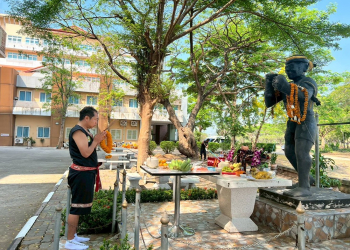 วิทยาลัยมวยไทยศึกษาและการแพทย์แผนไทย ร่วมสักการะ “นายขนมต้ม” เนื่องในวันนักมวยไทย รำลึกวีรบุรุษแห่งศิลปะการต่อสู้ไทย