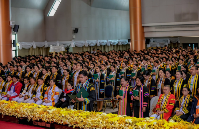 พลเอก สุรยุทธ์ จุลานนท์ ประธานองคมนตรี เป็นผู้แทนพระองค์มอบปริญญาบัตรแก่ผู้สำเร็จการศึกษาจากมหาวิทยาลัยราชภัฏหมู่บ้านจอมบึง ประจำปีการศึกษา 2567-2568