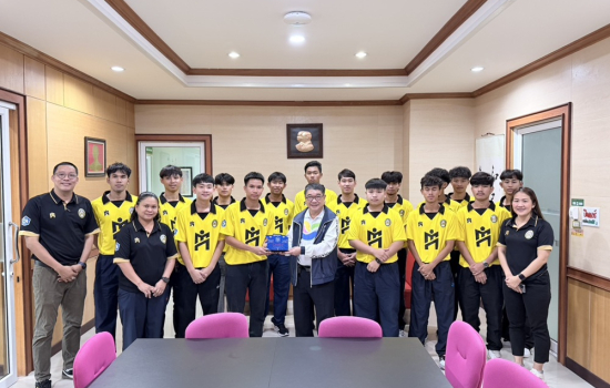  ผศ.อรรถพล อุสายพันธ์ รักษาราชการแทนอธิการบดีให้โอวาทและแสดงความชื่นชมนักกีฬาฟุตซอล สร้างชื่อเสียงระดับอุดมศึกษา