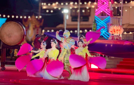 นักศึกษาชมรมศิลปะและวัฒนธรรม ร่วมการแสดงแสง สี เสียง สื่อผสม น้อมรำลึกพระพุทธเจ้าหลวง