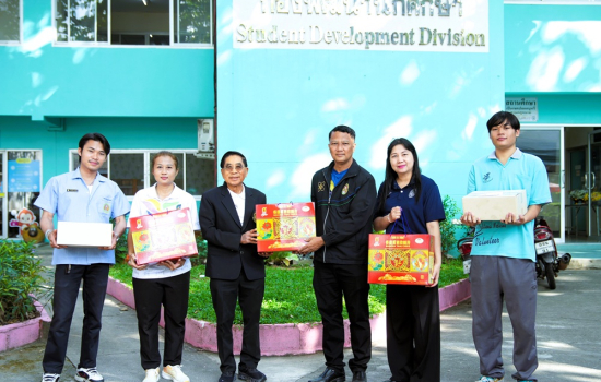คณะกรรมการ คสม. สนับสนุนการแข่งขันกีฬา พ.จ.น.ก. สัมพันธ์ ครั้งที่ 46 มอบเครื่องดื่มผลไม้และข้าวเกรียบมโนห์รา แก่มหาวิทยาลัยราชภัฏหมู่บ้านจอมบึง