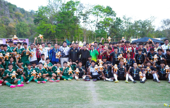 ผศ.อรรถพล อุสายพันธ์ มอบเหรียญรางวัลการแข่งขันกีฬาฟุตบอล ณ สนามฟุตบอลมหาวิทยาลัยราชภัฏหมู่บ้านจอมบึง