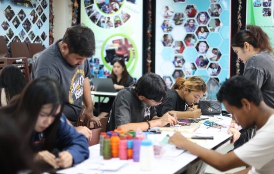 คณะวิทยาการจัดการ จัดอบรมเชิงปฏิบัติการถ่ายทอดองค์ความรู้ผลิตภัณฑ์เครื่องหนัง MARAH เสริมทักษะอาชีพและแนวคิดผู้ประกอบการสู่ชุมชน